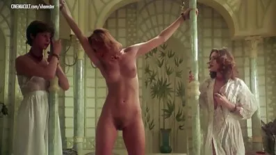 Natjerao je djevojku da besplatni erotski filmovi sisa čarape. Polira penis ustima kako bi zasjao.