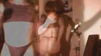 Sluškinja je upravljala čišćenjem i jebanjem. besplatan porno film
