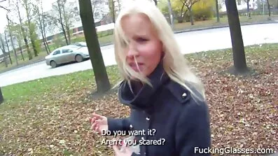 Djevojka s izvrsnim istezanjem daje se prijatelju. porno uradci