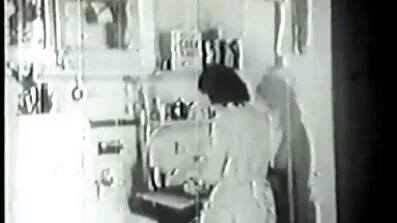 Seks-bomba porno filmovi besplatno iz upravljanja kućom jebanje s muškarcem isporuke.