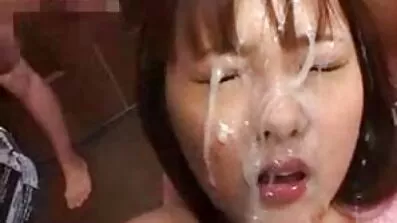 Aina Gilbert ima spolni odnos sa svojom cimericom. Seks nakon porno uradci primanja poklona.