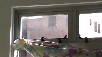 Crnka jebanje besplatni porno filmovi online s muškarcem na pozadini grafita.