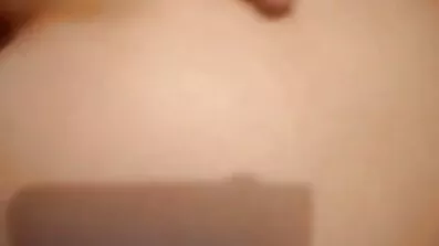Strastveni par seks na podu i na kauču. porno filmovi free