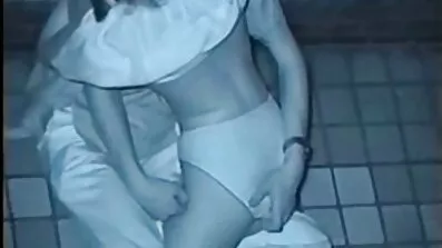 Asian jebanje s ćelav sluga na besplatne porno scene bazenu.