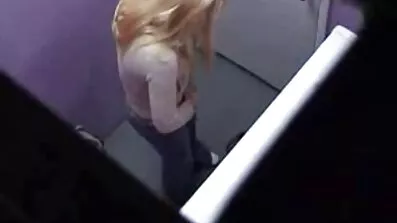 Sandra Soule traži od porno filmovi sortirani taksista da je zajebava.