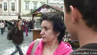 Mlada djevojka fucks muškarca na jahti i zadovoljava seksi filmovi besplatni ga pušenjem.