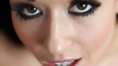 Brineta je pristala da se ševe. U dupe besplatno porno film i maca.