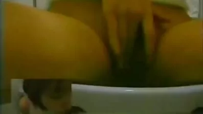 Brineta ima seks dok isprobava amaterski porno filmovi donje rublje.