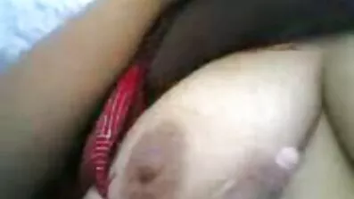 Lutka ima seks pred porno film jebacina kamerom.