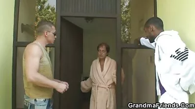 Djevojka besplatni porno filmovi domaci lijepog lica želi biti pravilno jebena.