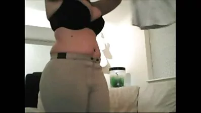 Ima besplatni porno filmovi djevojku s analnim čepom u njoj maca.