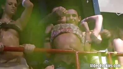 Crnka u maca jebanje i pokazuje besplatan porno film svoj šarm.