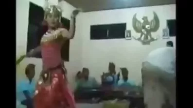 Luksuzna djevojka je dosadno bez kurac u pičku. besplatni sexi filmovi
