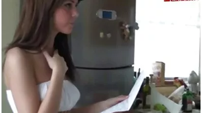Nasmijana djevojka dobiva spermu na pubisu tijekom kastinga. porno vidio besplatno