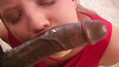 Brineta širi noge u besplatni filmovi porno krevetu.