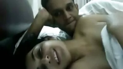 Footjob je prisilio Kuni u automobilu. besplatni porno fi