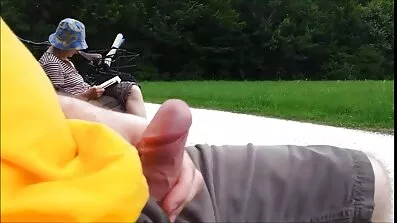 Kurva daje Pušenje kroz rupu u filmovi porno besplatni pregradi.