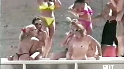 Provaljuje porno filmovi besplatno u ured zbog lezbijskog milovanja.