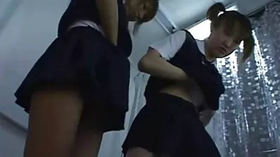 Djevojka se besplatni porno filmovi matorke petlja s penisom, visi na njemu.