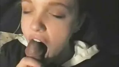 Prekrasna masturbira pred muškarcem. najnoviji besplatni porno filmovi