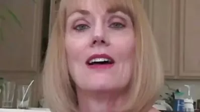 Pušenje porno film besplatni za Novu godinu ispod božićnog drvca.