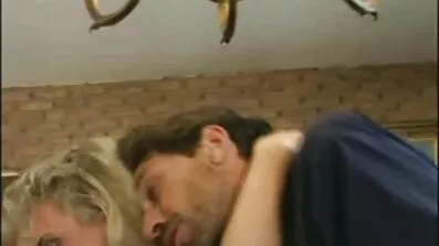 Udovac peče ljubavnicu na sprovodu svoje besplatni por filmovi supruge.