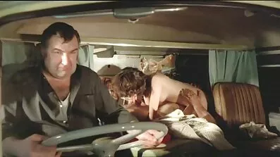 Azijska djevojka oduševljena je porno filmovi besplatno gledanje momkovim penisom.
