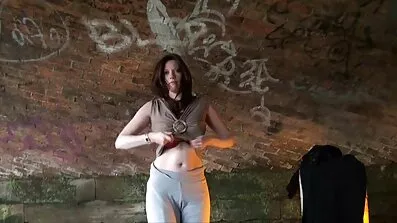 Bradati fucks Leksi u porno vidio besplatno njezin auto.