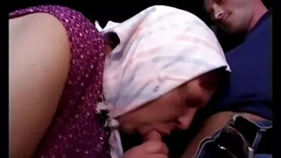 Senorita sisa kurac i uzima ga u svoju besplatni porni filmovi rupu.