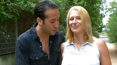 Gola Gianna odvaja se od čokoladnog zeca. porno filmovi besplatni za gledanje