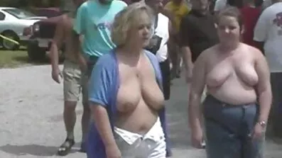 Teta, koja pati od bijesa maternice, raskida se s besplatni sexi filmovi mladićem.