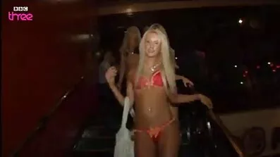 Djevojka se okupala i spremna porno filmovi free je za jebanje.