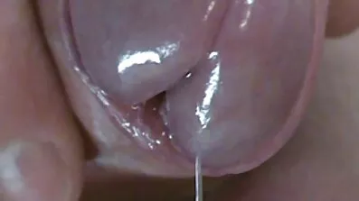 Ona se zajebava s špricanjem i pije svoj urin. besplatni porno filmovi za gledanje