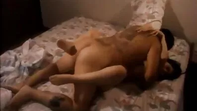 Muškarac najnoviji besplatni porno filmovi zavodi djevojku na seks.