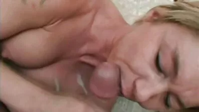 Djevojka u sauni je besplatan porno film gola.