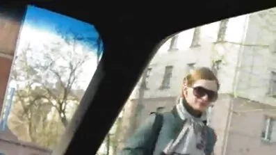 Dana Deermond prekida besplatni seksi filmovi s dečkom u svom stanu.