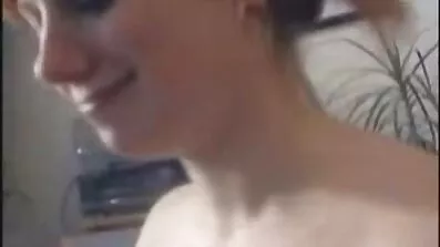 Mae Farrell Fingering svoj filmovi porno besplatni kurac iz rupe u krevetu.