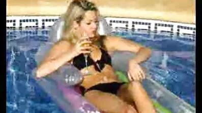 Balerine se seksi filmovi besplatno jebu s momkom, uspijevajući masturbirati svoje pičke.