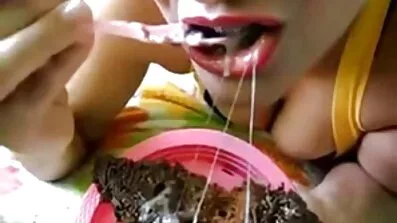 Glupi porno filmovi gratis momak s ogromnim penisom skinuo je Sise uspavane djevojke i izgorio.