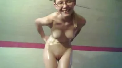 Japanski besplatni porno seks šefovi prolaze kroz rupe tajnice.