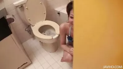 Prebacio se na xxx besplatni porno filmovi senzualni seks. Brineta se zabavlja.