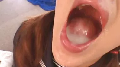 Zamolio je sluškinju da se zajebava filmovi porno besplatni s tipom. Lijepa Gangbang na krevetu.