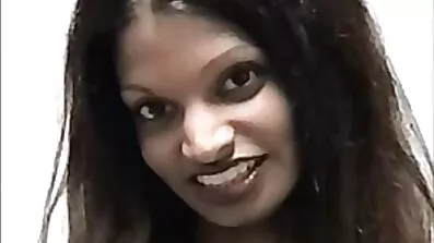 Kiki Minaj dobiva joj dupe jebeno. Ogroman kurac u crnoj amaterski porno filmovi crnoj guzici.