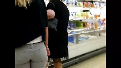 Cure besplatno porno filmovi imaju grupni seks s štreberom.