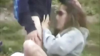 Bucmast djevojka se povlači besplatan porno film na kurac prijatelja.