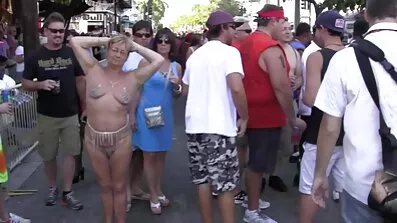 Čini pušenje na amaterski porno filmovi kameru.