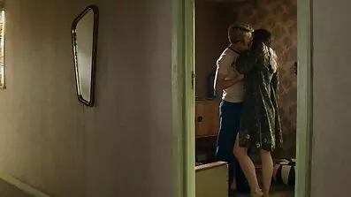 Bijela maserka daje besplatni erotski filmovi se crnom klijentu.