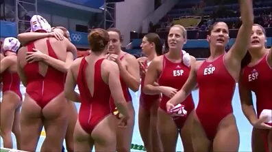 Crnka ostavlja dva muškarca u njezine rupe. porno filmovi besplatno za gledanje
